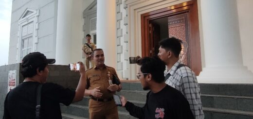 Pj Bupati Brebes saat diwawancarai media soal penyerahan DPA kepada seluruh SKPD di Pemkab Brebes. /Arah Pantura