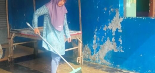 Seorang warga sedang membersihkan lumpur sisa banjir di Kecamatan Ketanggungan. /ist