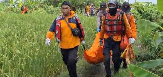 Mayat wanita tanpa busana ditemukan di Sungai Layapan areal pesawahan Desa Sidamulya. / Arah Pantura.