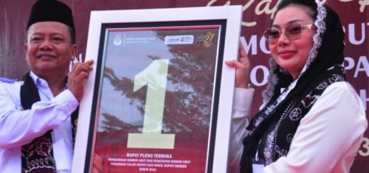 Pasangan calon Bupati dan Wakil Bupati Brebes Paramitha dan Wurja, memperoleh nomor urut satu di Pilkada Brebes mendatang. / Ist