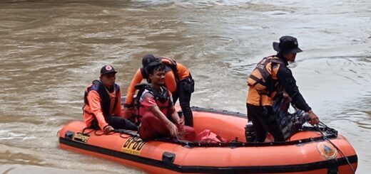 Tim SAR gabungan berhasil menemukan jasad korban tenggelam setelah 4 hari pencarian. / Ist. Dok SAR Brebes.
