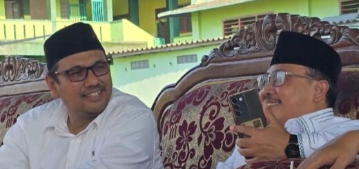 Anggota Fraksi PKB DPRD Brebes Haryanto dan Ketua PCNU Kabupaten Brebes KH. Sholahuddin Masruri. / Ist.