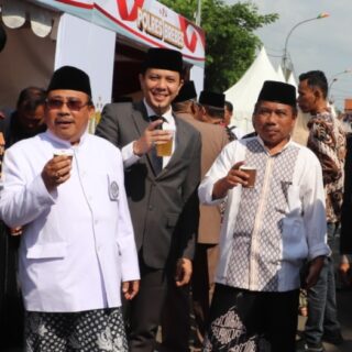Wakil Ketua DPRD Mohammad Iqbal saat menghadiri HUT ke-79 Polri di Alun-alun Brebes./ Ist.