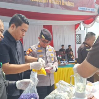 Anggota DPRD Brebes Heri Fitriansyah saat menyaksikan pemusnahan barang bukti di Kejaksaan Negeri Brebes, Rabu, 31 Maret 2026. /Ist.