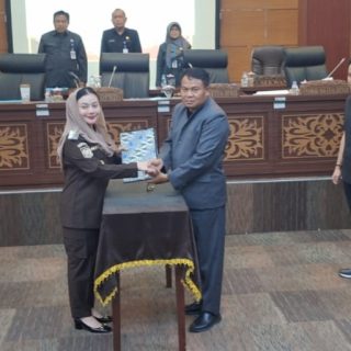 Pimpinan DPRD Brebes saat menyerahkan rekomendasi DPRD Brebes terkait LKPJ Bupati Brebes Tahun 2025./ Ist.