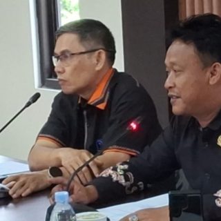 Anggota DPRD Brebes Heri Sry Pasaribu dengan Abdulah Syafaat./ Ist.