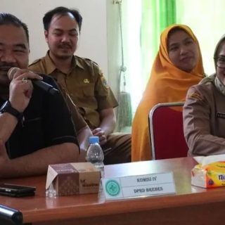 Sekretaris Dinkesda Brebes dr Arlinda saat mendampingi Komisi IV DPRD Brebes mengunjungi Puskesmas Kecipir Kecamatan Losari./ Ist.