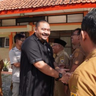 Ketua Komisi IV DPRD Brebes Ferri Anggrianto saat melakukan monitoring kesiapan SMP Negeri 2 Bulakamba menghadapi SPMB tahun 2026./ Ist.