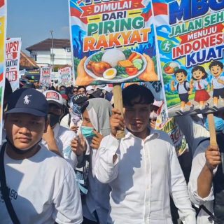 Ribuan relawan SPPG melakukan aksi unjuk rasa menuntut pemerintah melanjutkan program MBG./ Ist.
