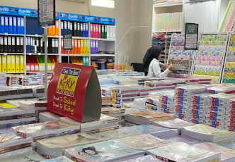 Suasana berbelanja di Panglima Besar Stationery Purwokerto, jual alat tulis dan perlengkapan sekolah. (Gmaps Almas Kaulika)